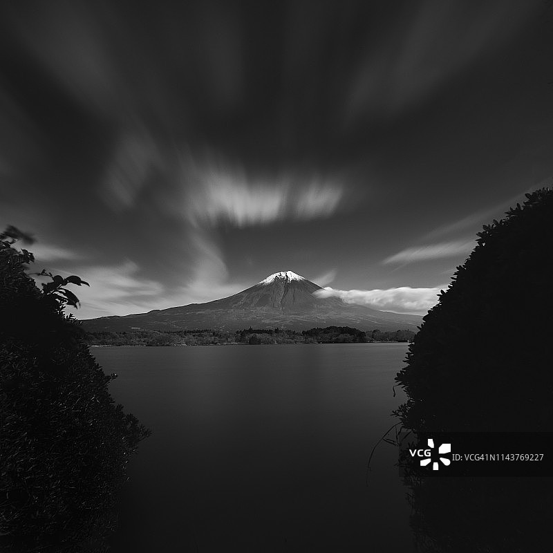 静冈县Tanuki湖上的富士山黑白景色图片素材