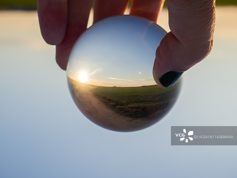 景观反射在水晶球里图片素材