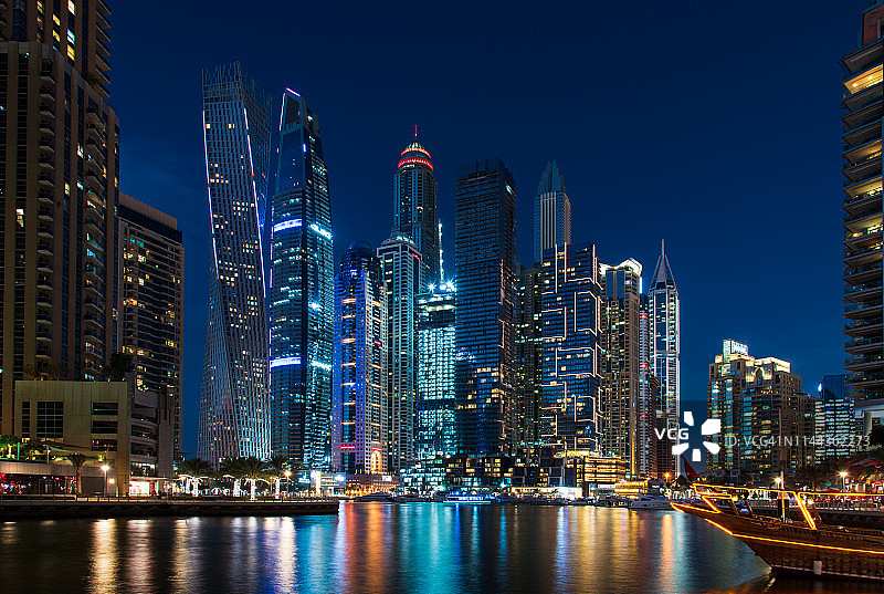 迪拜码头的摩天大楼和游艇图片素材