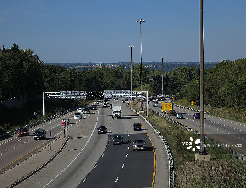 繁忙的高速公路弯道上的交通图片素材