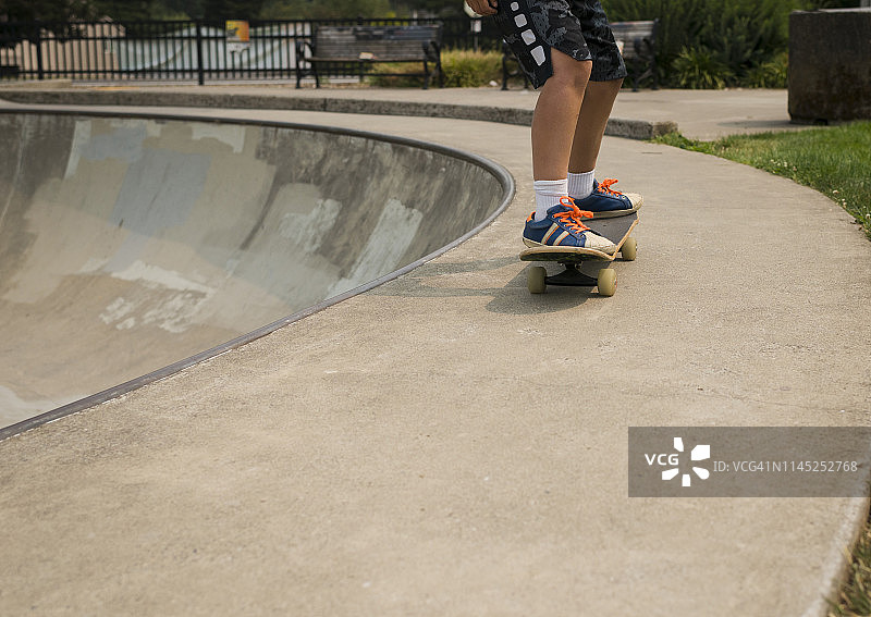 公园运动坡道上男孩滑板的低段图片素材