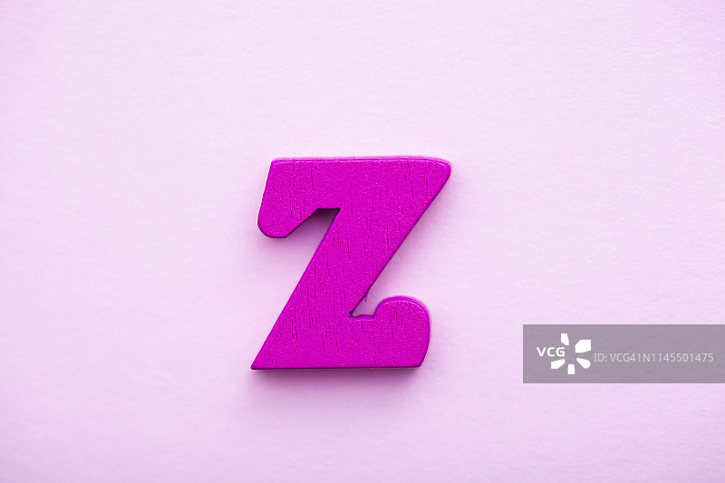 粉色背景上的木制字母Z。图片素材