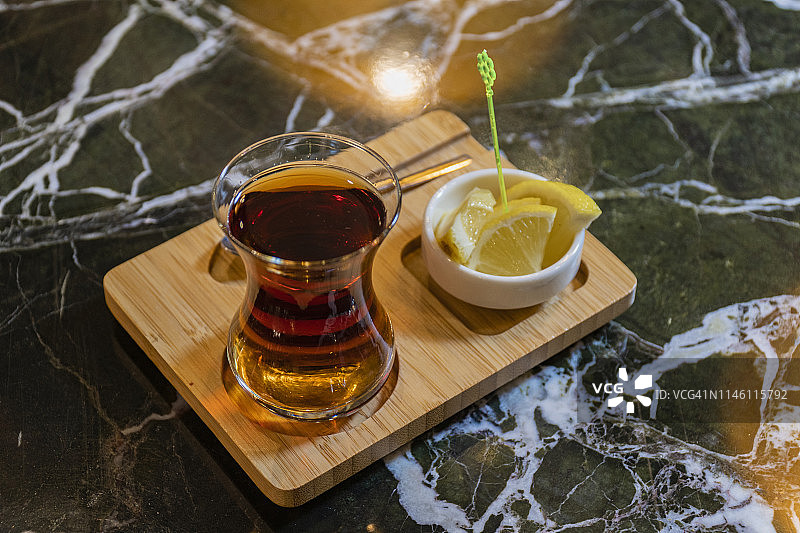 土耳其茶在传统玻璃木盘特写图片素材