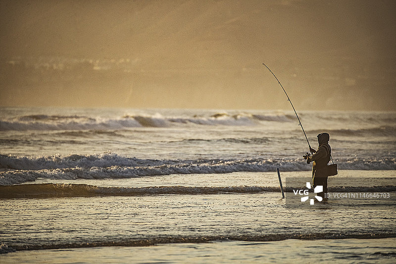 孤独的渔夫冲浪铸造图片素材