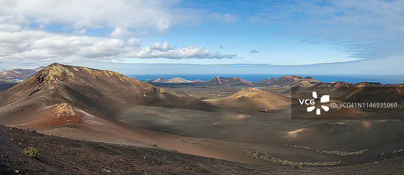 火山景观的全景在兰萨罗特岛，加那利群岛，西班牙图片素材