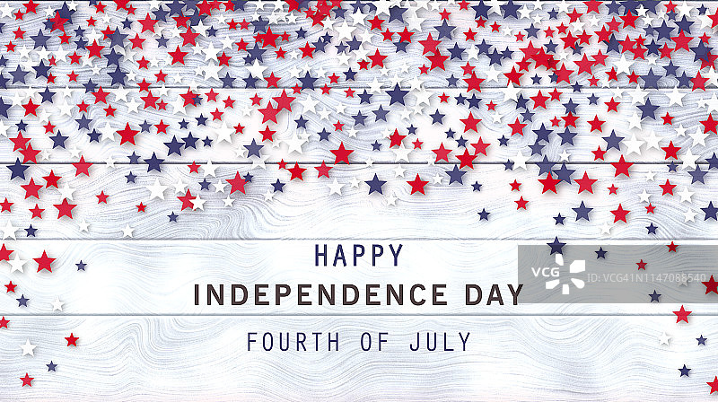 7月4日白色木质背景上点缀着红、蓝、白星星的五彩纸屑。美国独立日横幅，海报，传单。美国7月4日节日贺卡设计。图片素材