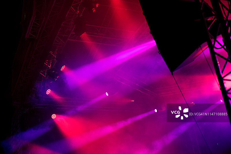 红色和紫色的舞台灯光图片素材