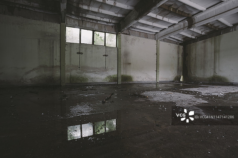 黑暗，巨大，废弃的工厂大厅图片素材