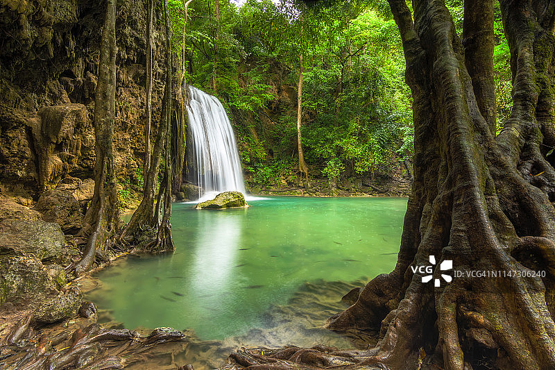 美丽的四面佛瀑布，四面佛国家公园，位于泰国北碧府图片素材