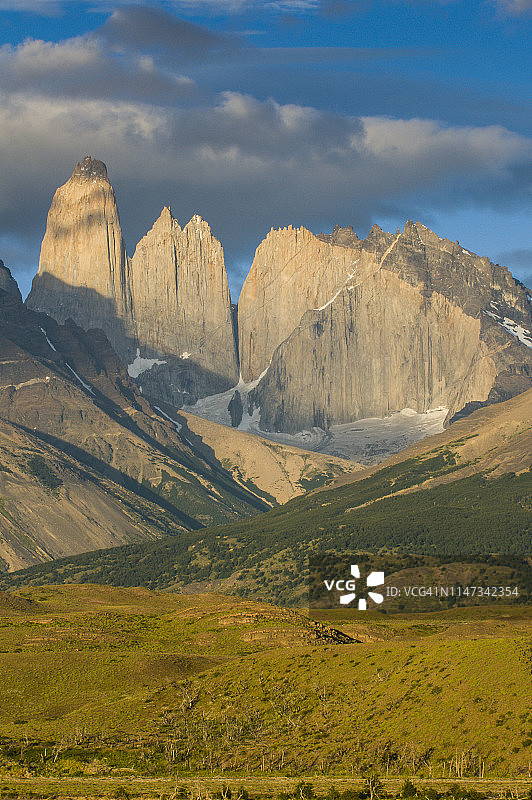 智利，巴塔哥尼亚，Torres del Paine国家公园，晨曦中的山景图片素材