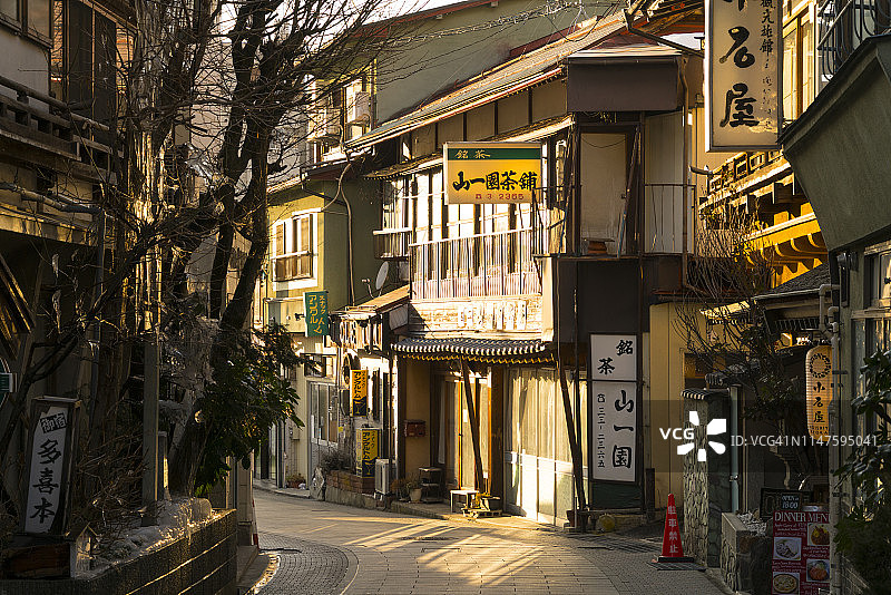 2月18日，在日本长野县山之町的Shibu温泉，夕阳西下的日式屋和日式客栈在街道上缓缓升起。图片素材