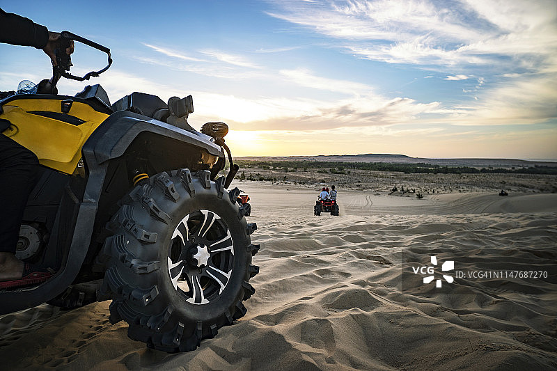 夏季越野车在采石场冒险。在越南梅内的沙漠中为游客提供娱乐。越野ATV车轮特写图片素材
