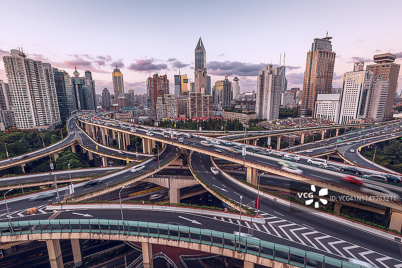 上海高架路口和立交桥日落时分，中国。图片素材