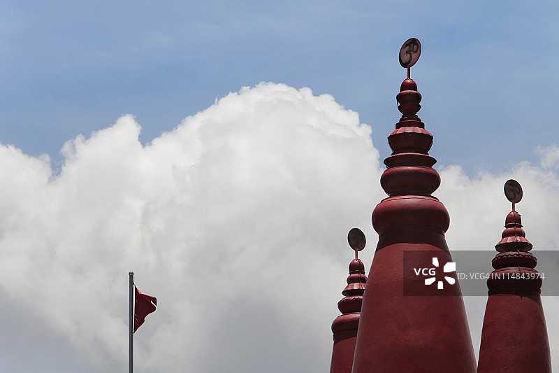 印度教寺庙的红色塔楼，上面有梵文“唵”图片素材