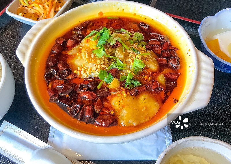 四川菜“水珠鱼”鱼片在辣椒油中图片素材