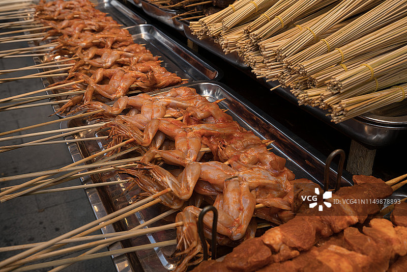 中国街头小吃:烤蛙，武汉，户部街图片素材