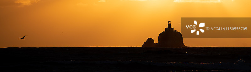 日落时分的蒂拉穆克岩灯塔图片素材
