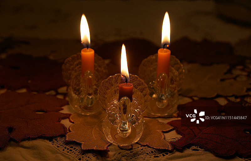 感恩节晚餐桌上点燃蜡烛的火鸡烛台图片素材