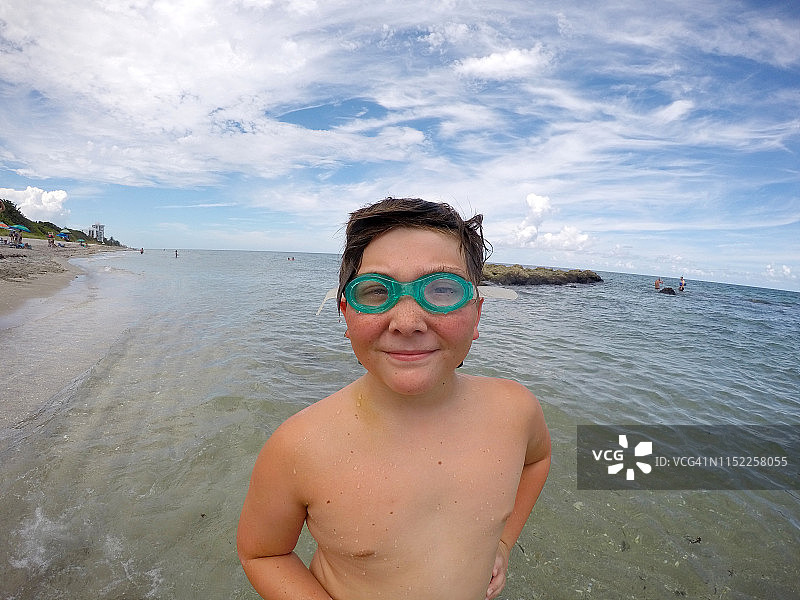 沙滩上那个满脸雀斑戴着护目镜的小男孩图片素材