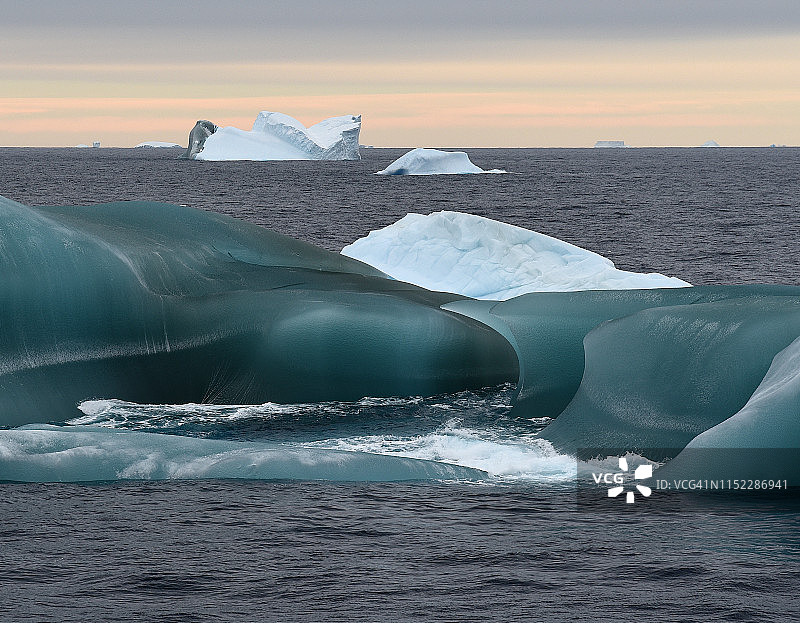 蓝色和玉绿色冰山，弗拉姆银行附近达恩利角，南大洋，南极洲图片素材