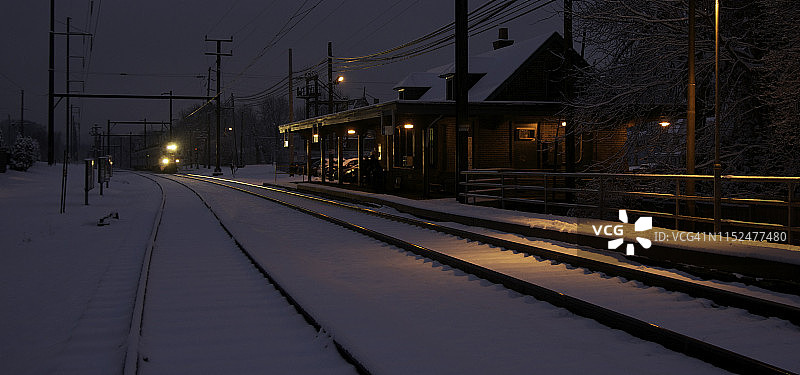 雪夜火车进站图片素材