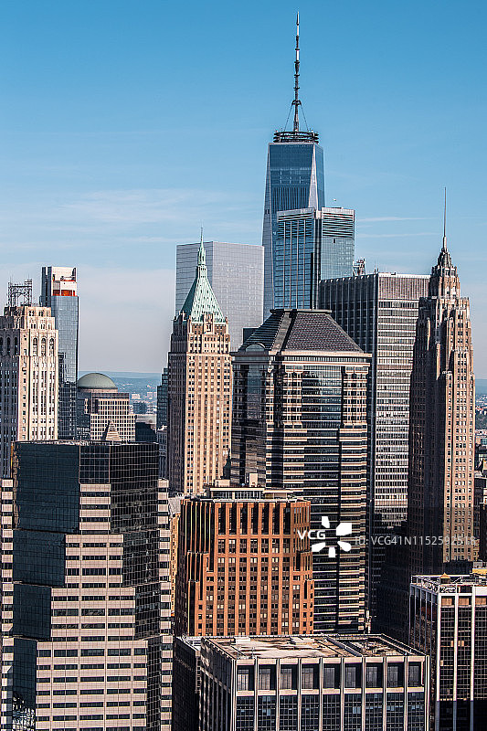曼哈顿市中心的世贸中心一号大楼和周围的摩天大楼鸟瞰图图片素材