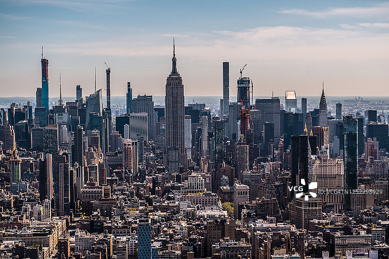 纽约曼哈顿中城的鸟瞰图，帝国大厦俯视天际线，这是一架直升飞机在黄金时间拍摄的图片素材