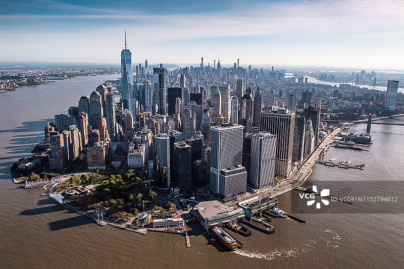 在黄金时间，从直升机上俯瞰曼哈顿半岛、世贸中心一号大楼和曼哈顿海滨的美景图片素材