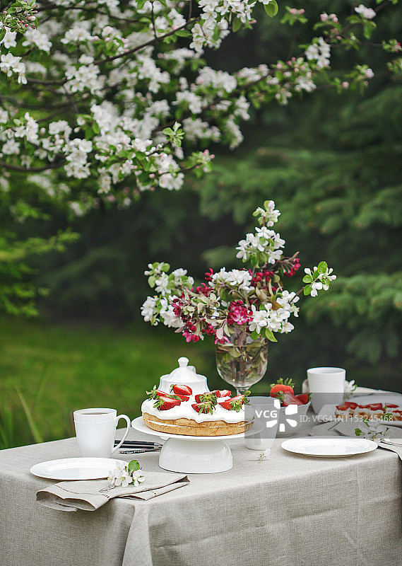 下午茶在花园里。游园会图片素材