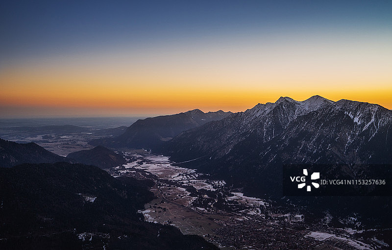 阿尔卑斯山脉在日出前图片素材
