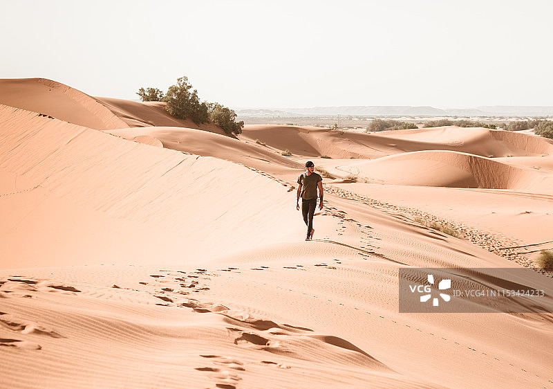 人类在沙漠中行走图片素材