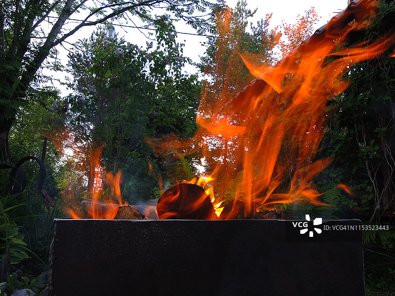 篝火在烤架上燃烧，平面图附近图片素材