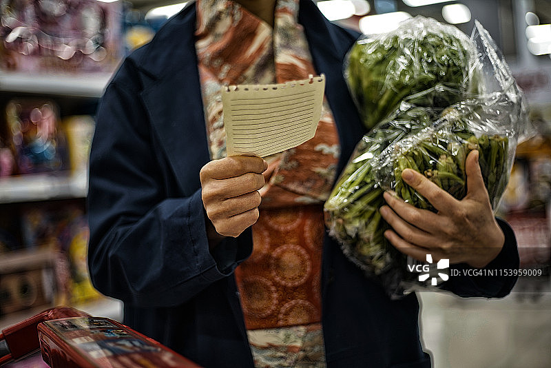 在超市买新鲜有机蔬菜的女人图片素材