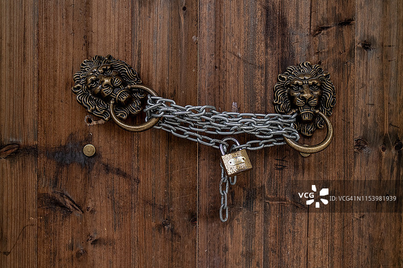 传统木门用铁链锁着图片素材