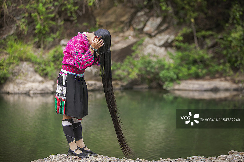 瑶族妇女有着典型的长发。图片素材