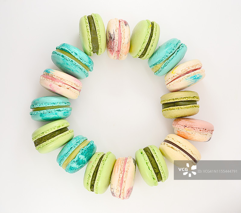 马卡龙是一种颜色鲜艳的三明治饼干，由两个圆形的圆盘包裹着一个甜馅组成图片素材