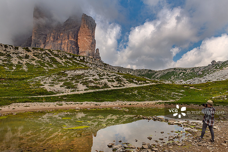 徒步者看着拉瓦雷多山脉国家公园，白云石，欧洲阿尔卑斯山，意大利图片素材
