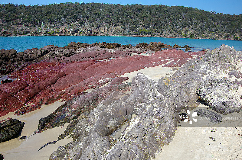新南威尔士州帕巴拉河口附近的海滩上露出的岩石图片素材