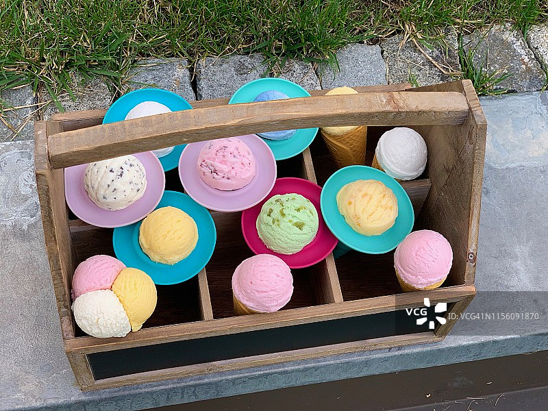 冰淇淋球在木盒子，在花园里图片素材