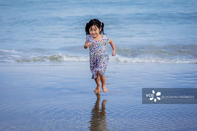 在海边沙滩上奔跑的女孩图片素材