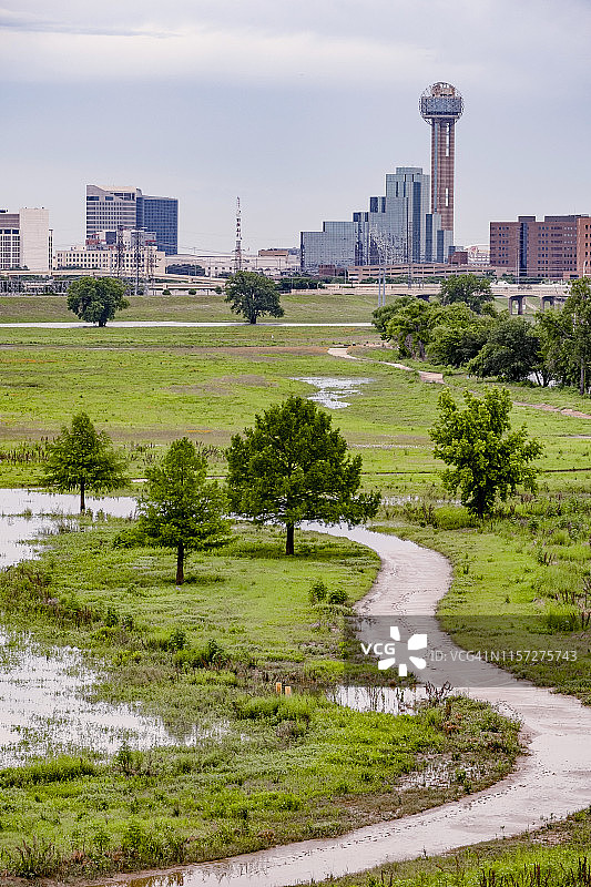 德克萨斯州的达拉斯在一场大雨后被淹的三一河图片素材