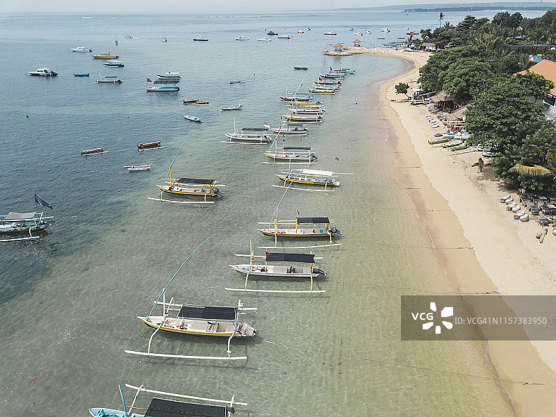 鸟瞰巴厘岛船只，Sanur海滩，巴厘岛，印度尼西亚图片素材
