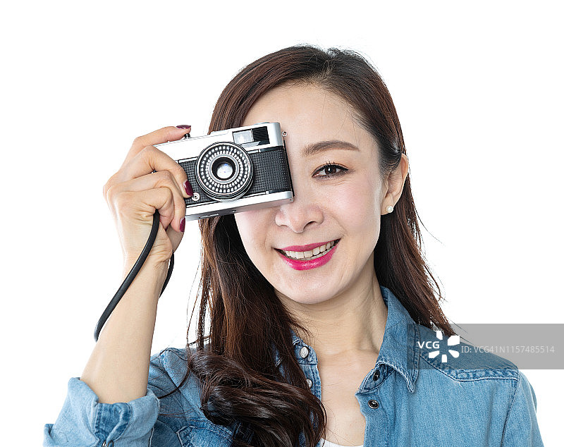一个美丽的女人拿着一台老式照相机，背景是白色的图片素材