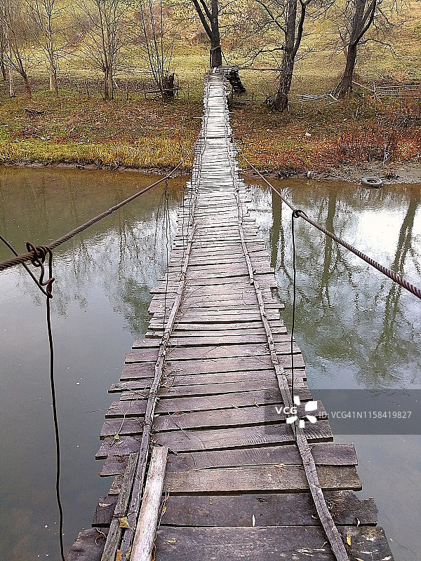 河上的吊桥，罗马尼亚特兰西瓦尼亚的乡村景色。图片素材