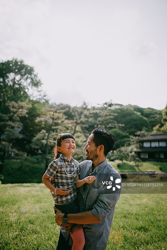 日本父亲和学龄前混血儿女儿笑图片素材
