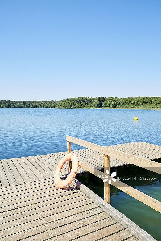 沐浴在码头和生活带在一个田园诗般的湖对蓝天图片素材
