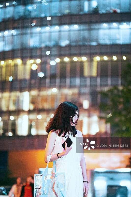 年轻的亚洲女商人走在中国上海的街道上图片素材
