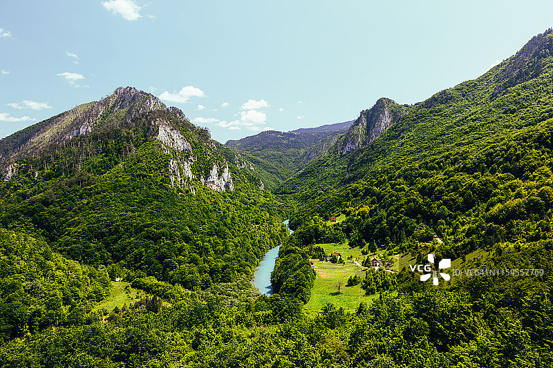 高角度的山河和深峡谷在夏天。黑山Durmitor国家公园图片素材