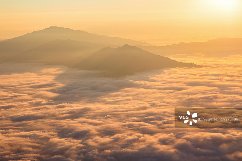 风景与雾在Pha Tung山在日出时间图片素材