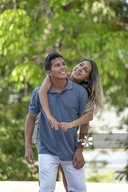 巴西年轻夫妇放松心情图片素材